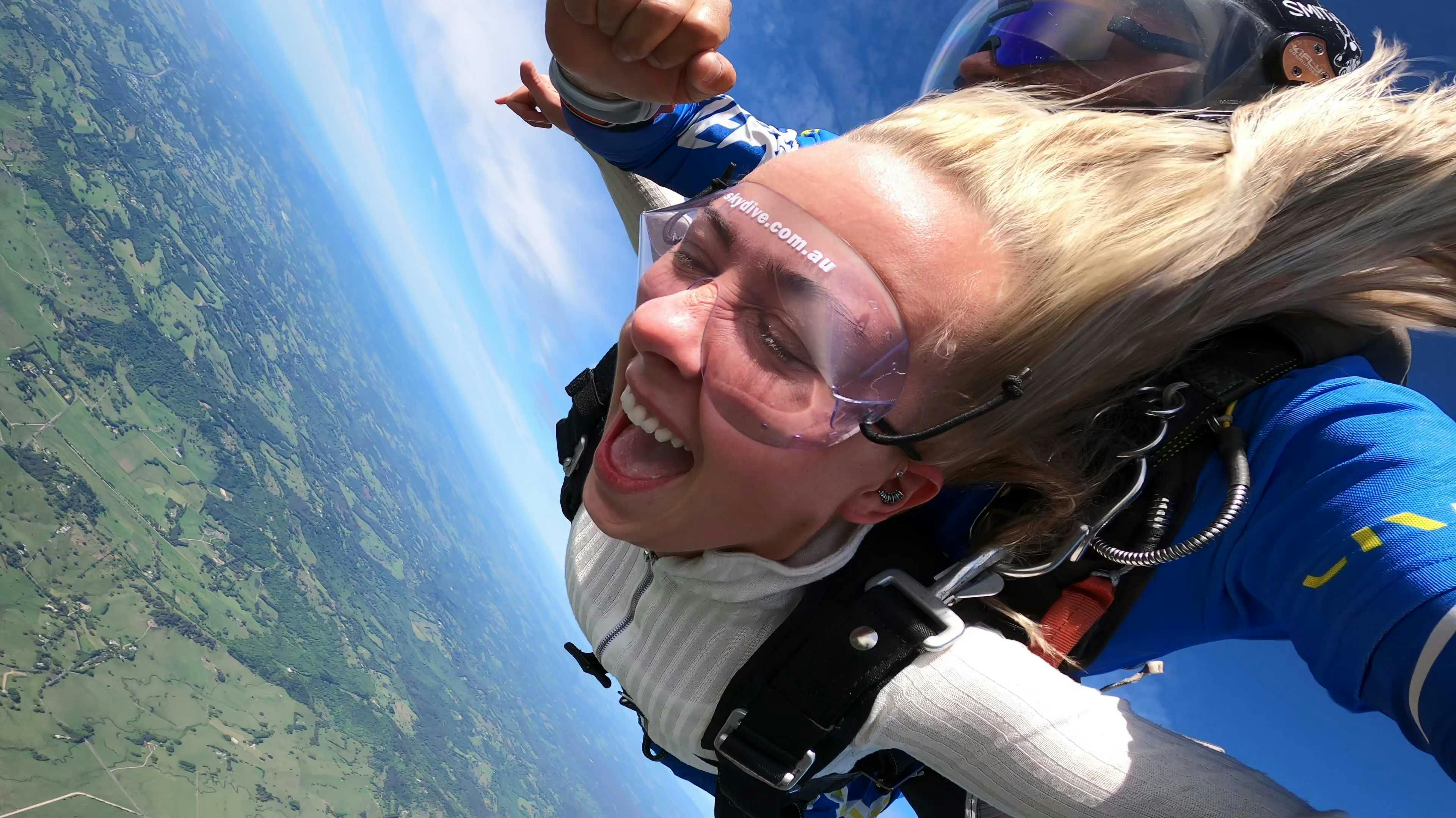 Caroline Westvang Andreassen skydiving