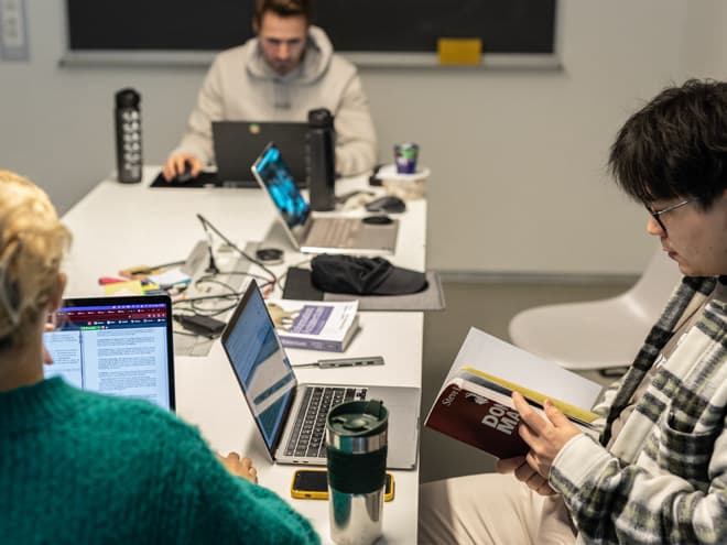 Students writing bachelor thesis